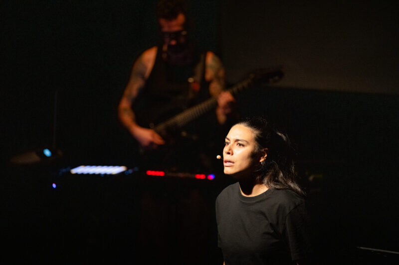 SOIRÉE SPÉCIALE  BADJENS  : FEMME, VIE, LIBERTÉ, Une performance entre la musique, le théâtre et la littérature écrite et conçue par Delphine Minoui.